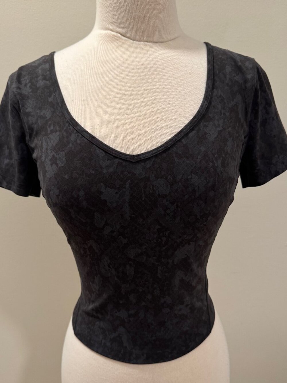 Womens size 4 LuLuLemon Align Short Sleeve T-Shirt Crop Top Python Snakeskin $68